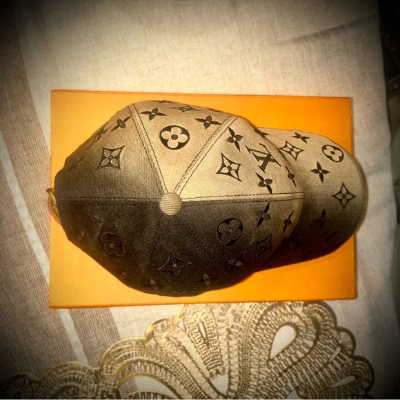 Authentic Louis Vuitton Monogram Gradient Cap - Picture 3 of 5